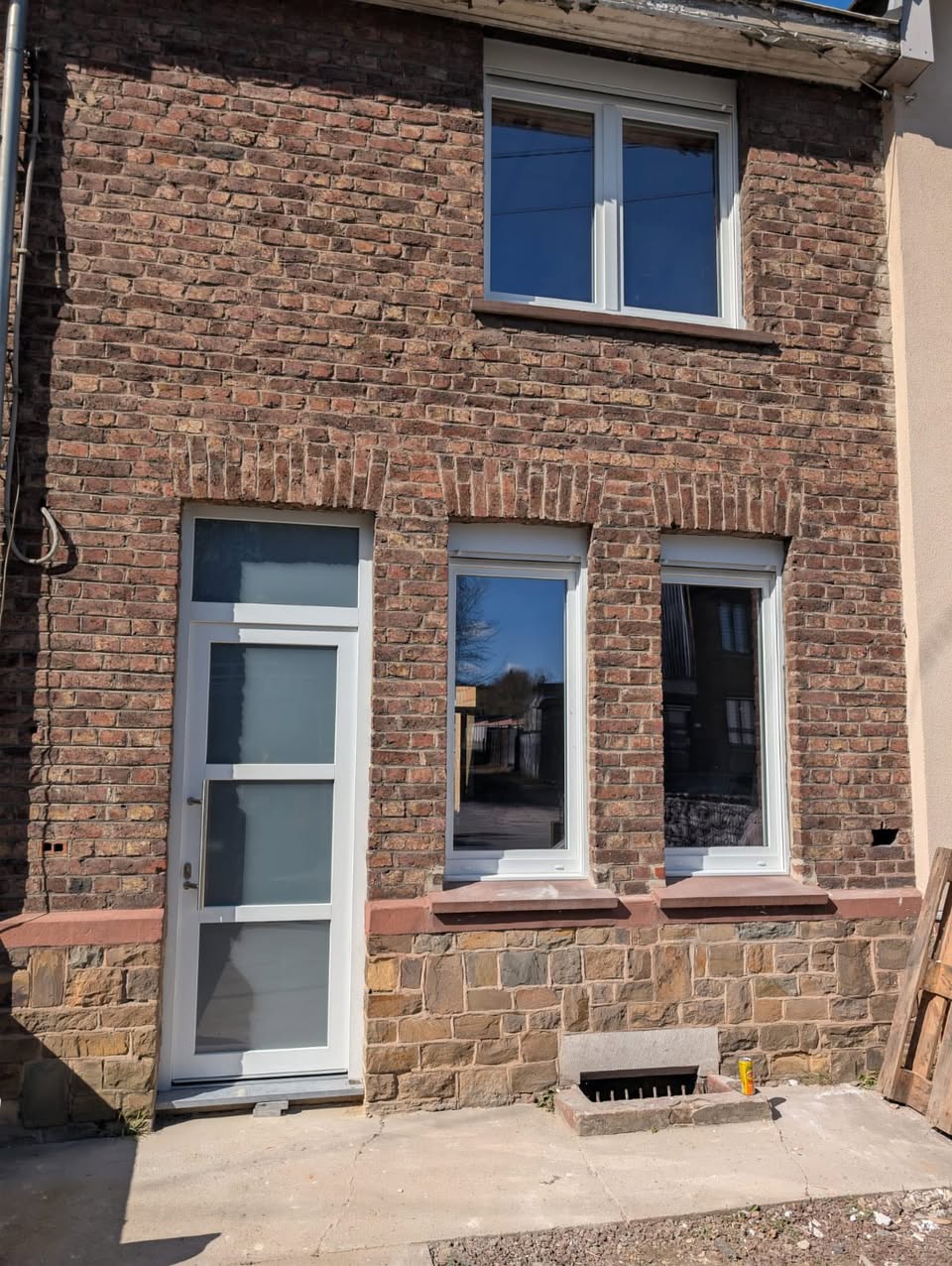 Rénovation à Hasselt : 14 châssis PVC et une porte d'entrée