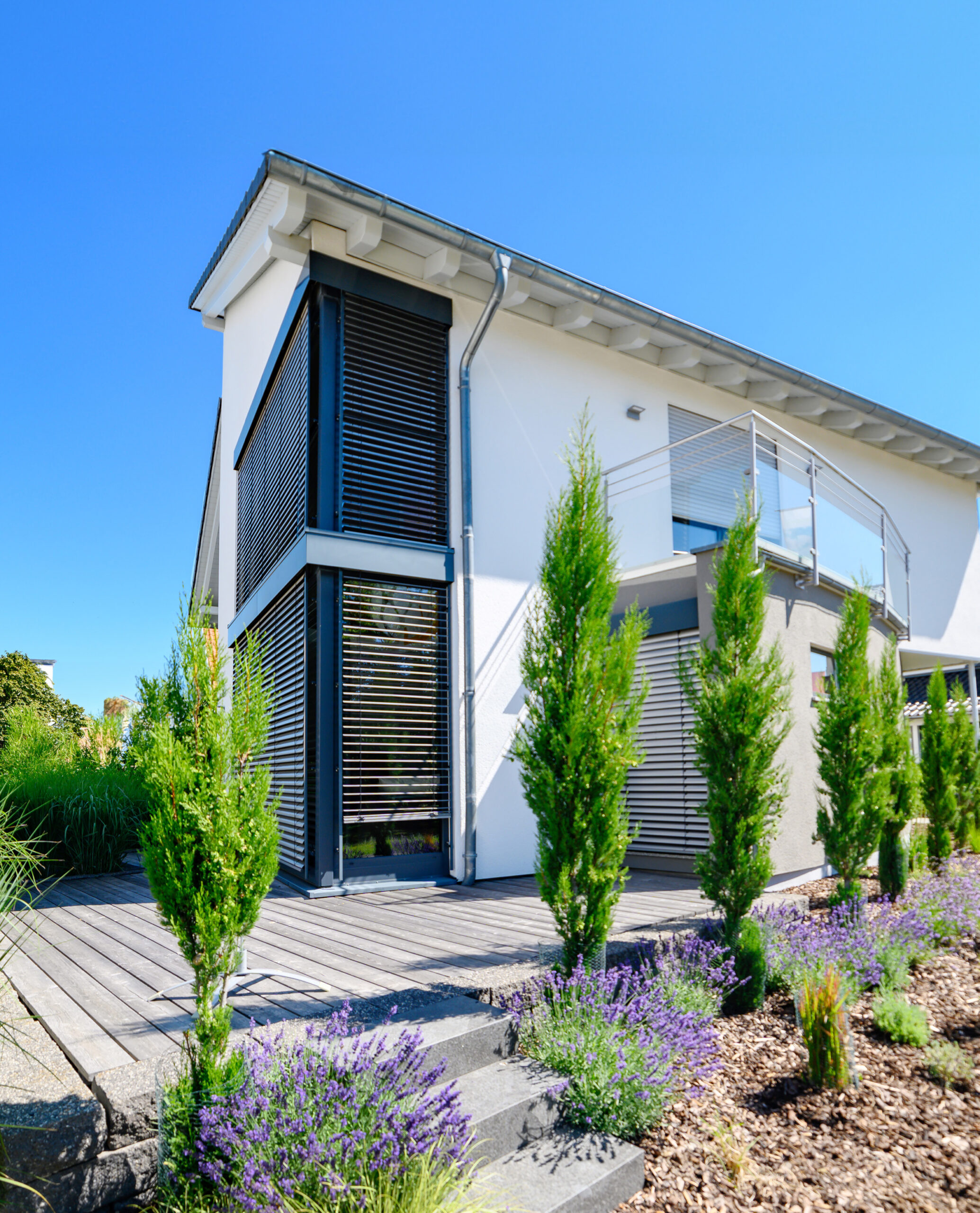 Maison moderne avec brise-soleil orientable (BSO) sur toute la façade